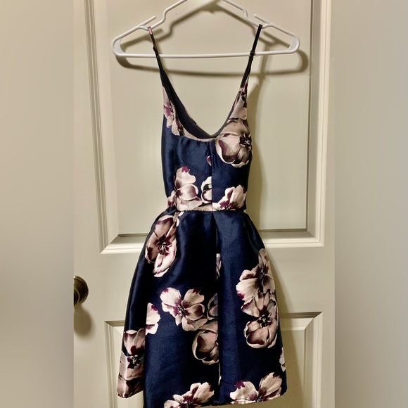 Flattering Midnight Doll Floral Dress🌸 perfect for a fancy occasion - Picture 2 of 5